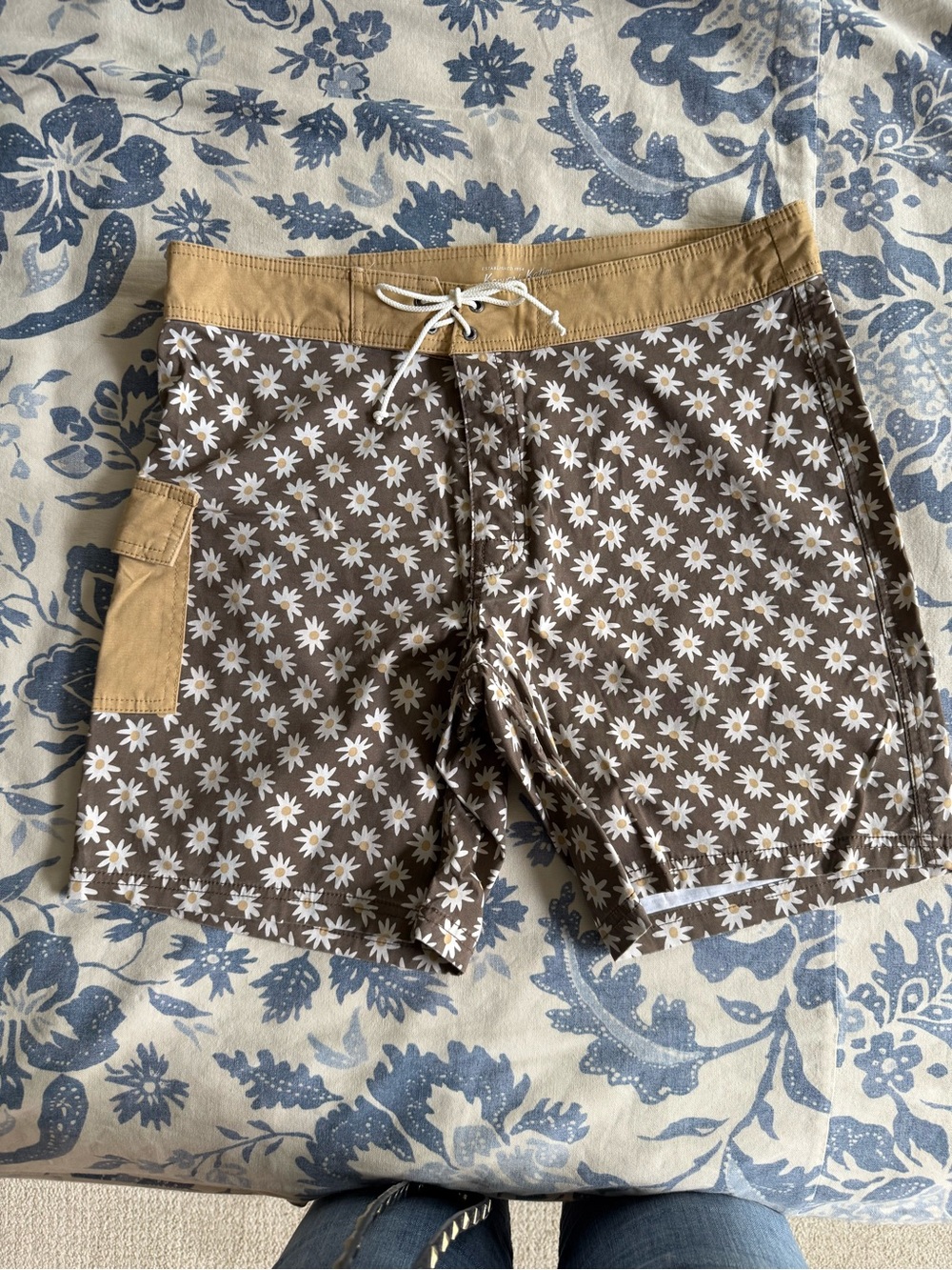 Men's Kanvas by Katin Daisy Floral Board Shorts. Size 32. Like New!